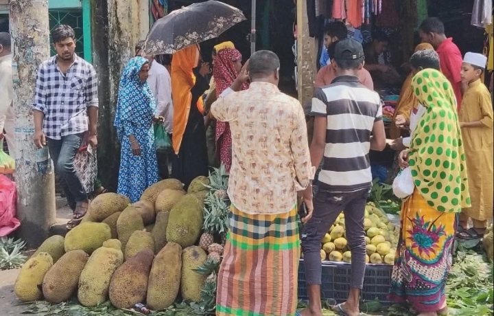 দিরাই বাজারে রাস্তার উপর দোকানপাট, চরম দুর্ভোগে নারী,পুরুষ ও শিক্ষার্থীরা মোবাইল কোর্টেও থামছে না দিরাই শহরের ফুটপাত ও সড়ক দখল