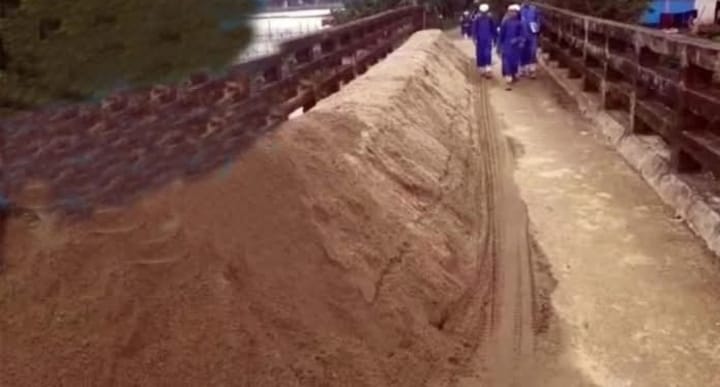 দিরাইয়ে বালু ব্যবসায়ী কওসরের দাপটে চরম ভোগান্তি,গ্রামীণ রাস্তা ও মূল সেতু দখল করে বালুর ড্রাম্প,জন দুর্ভোগ, কুটির জোর কোথায় ?